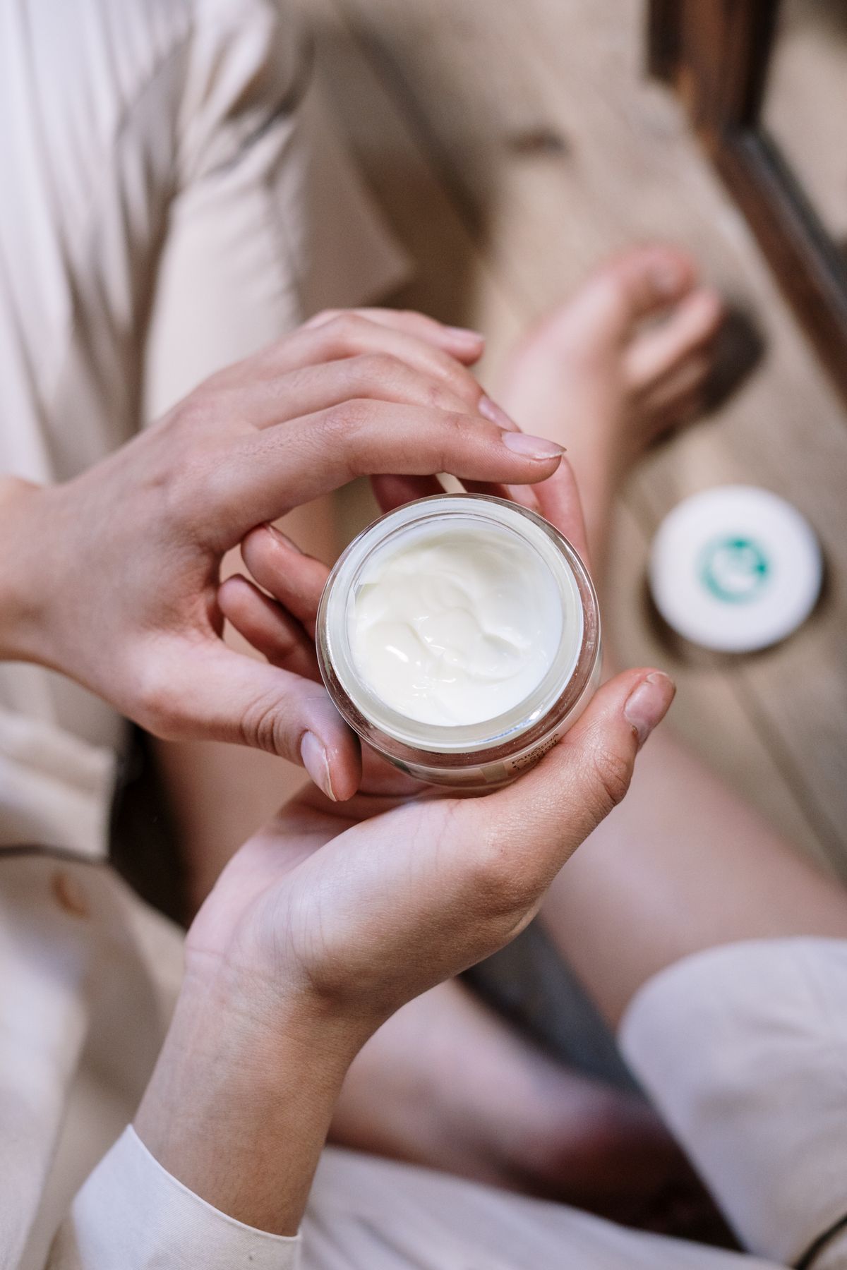 Flacon de toner exfoliant BHA posé sur un fond blanc et minimaliste