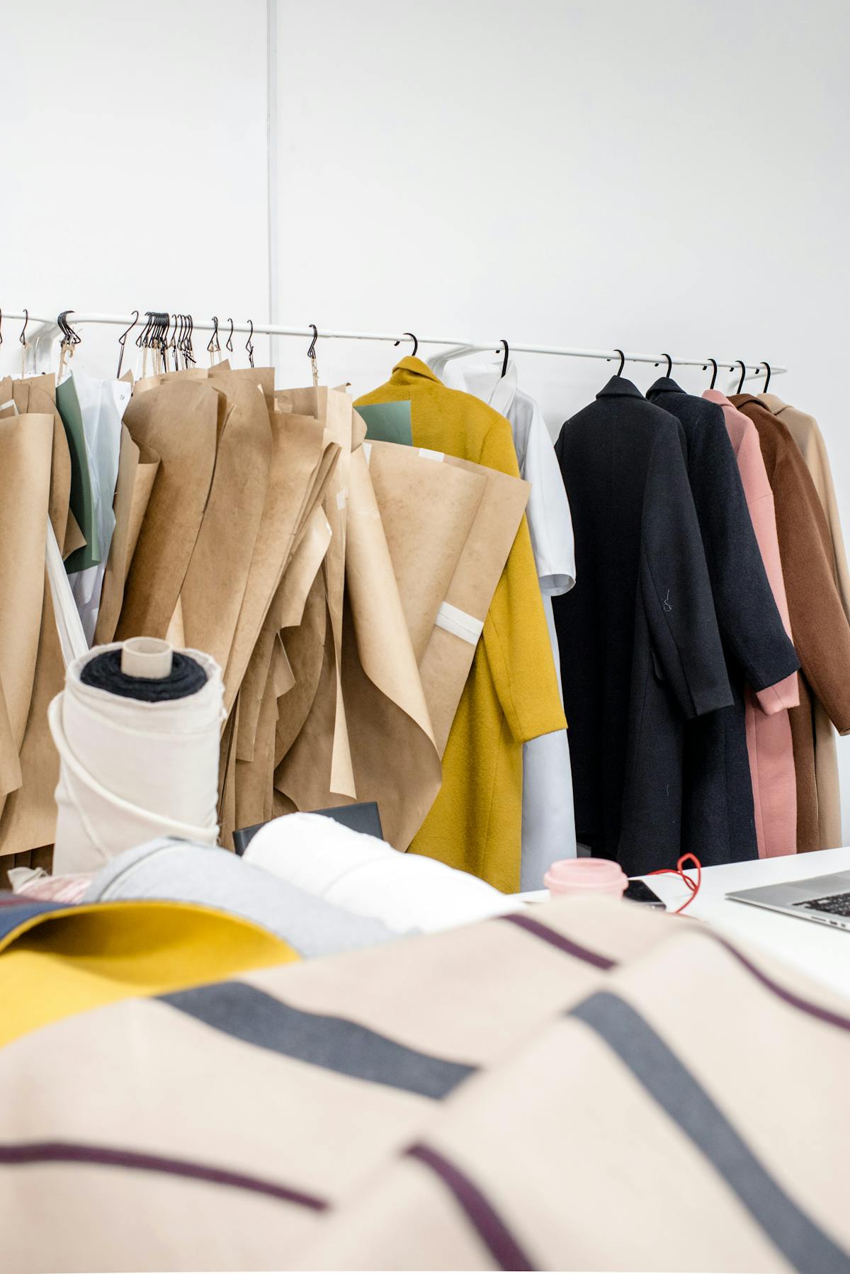 Femme feuilletant des vêtements dans une friperie, ambiance chaleureuse