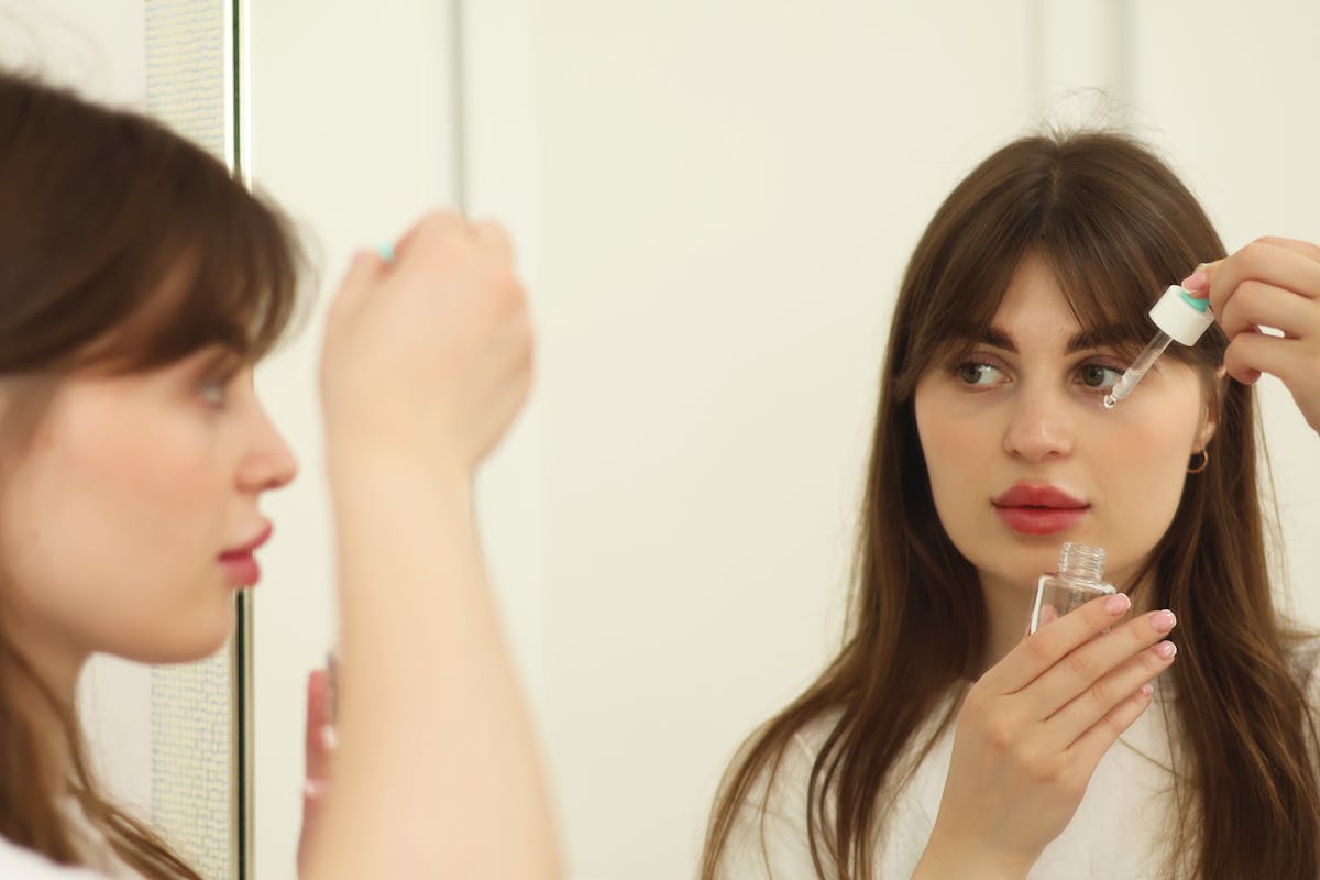Flacon de sérum à la niacinamide posé sur un plan clair