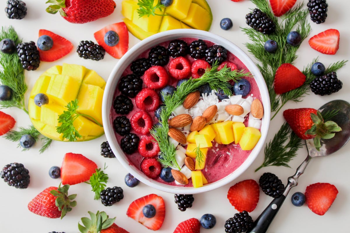 Yaourt, kéfir et aliments fermentés alignés sur une surface en bois clair