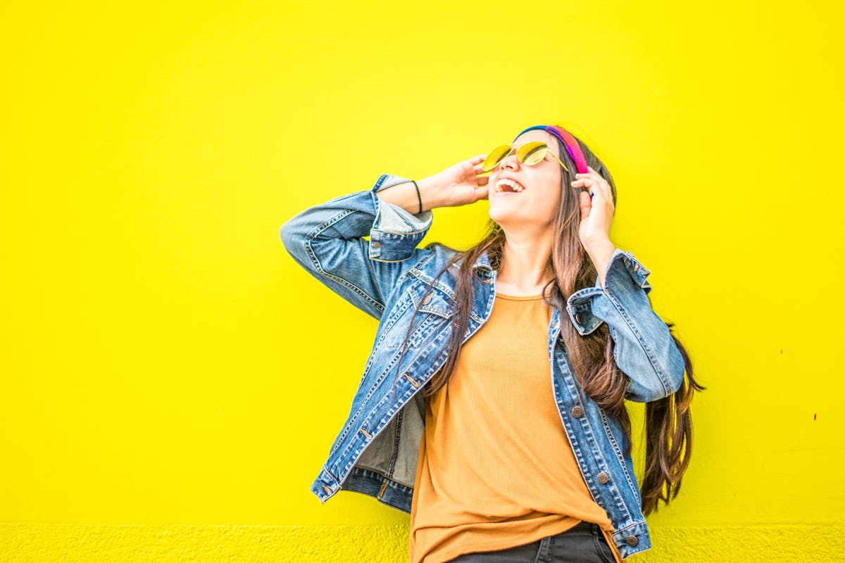 Femme en tenue bureau élégante-décontractée avec blazer et jean dans un open space