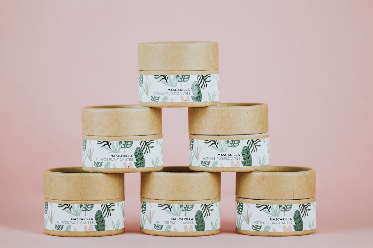 Produits cosmétiques naturels et écologiques posés sur fond neutre clair
