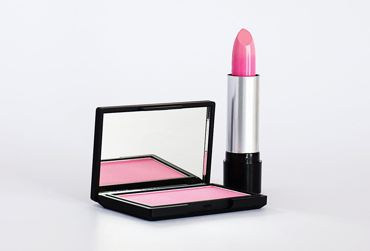 Teinte de blush rose et pinceau de maquillage sur marbre blanc
