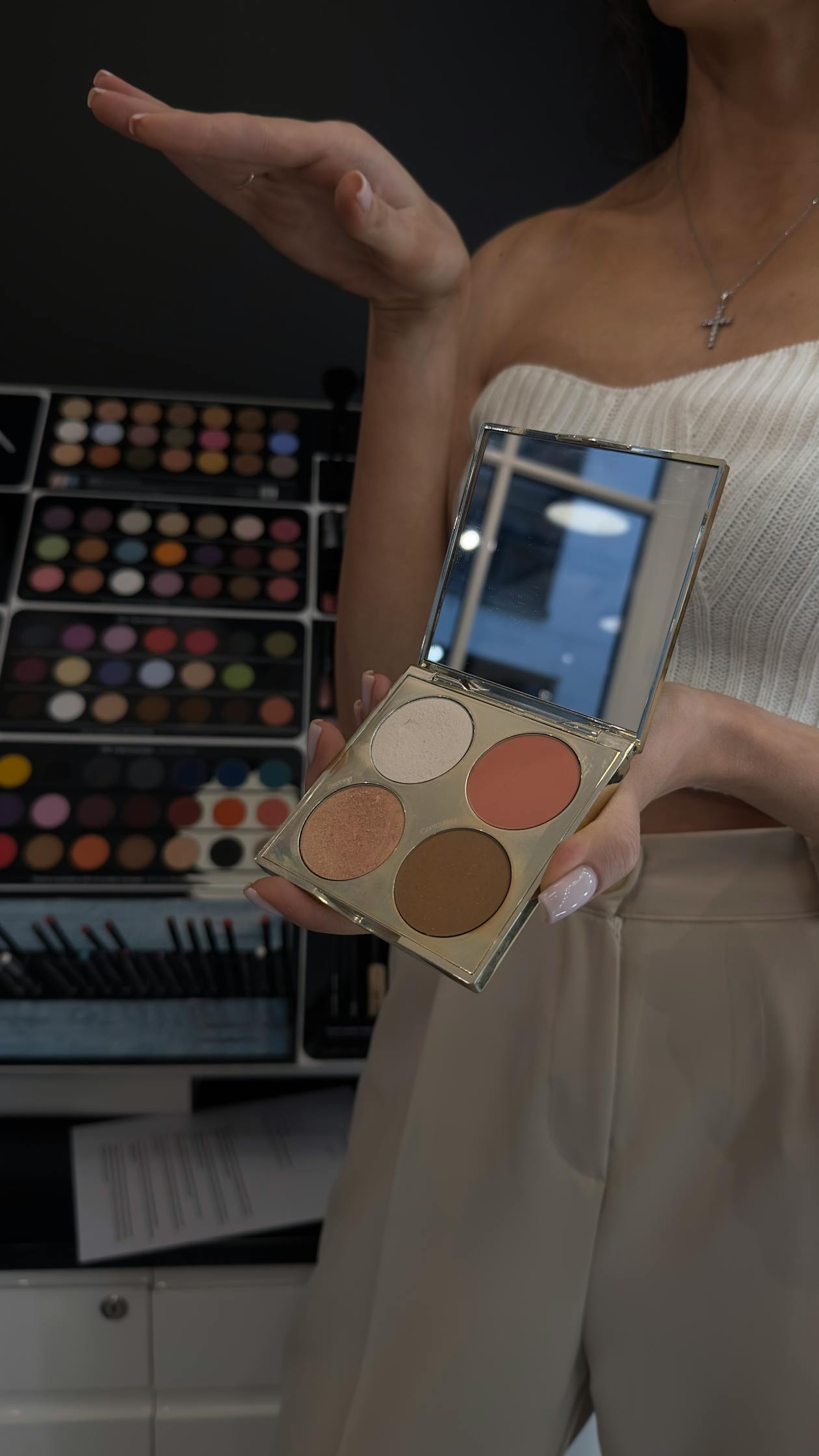 Palette de bronzeur poudre marron doré avec pinceau éventail