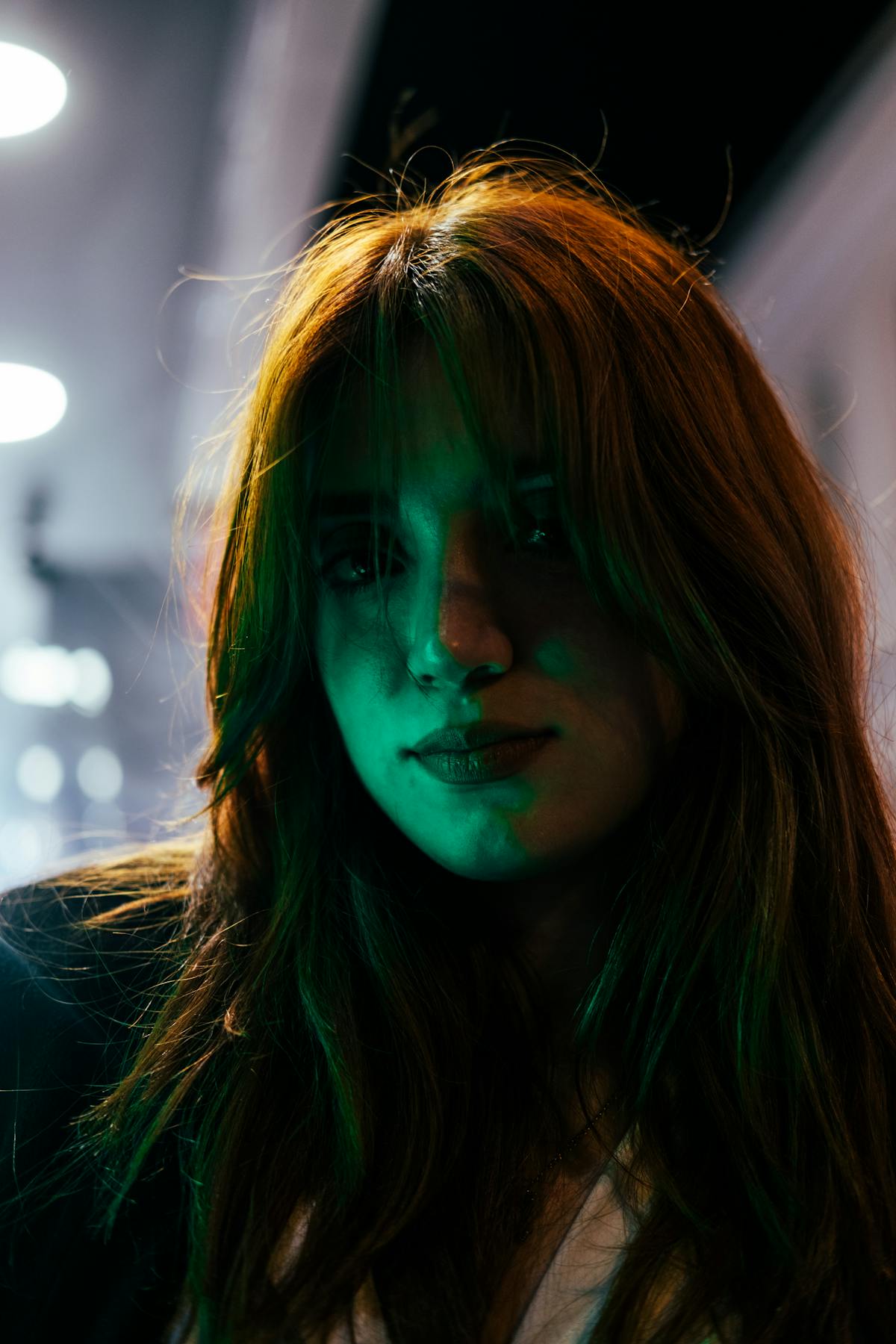 Femme aux cheveux bruns cendrés brillants et lisses, vue de près