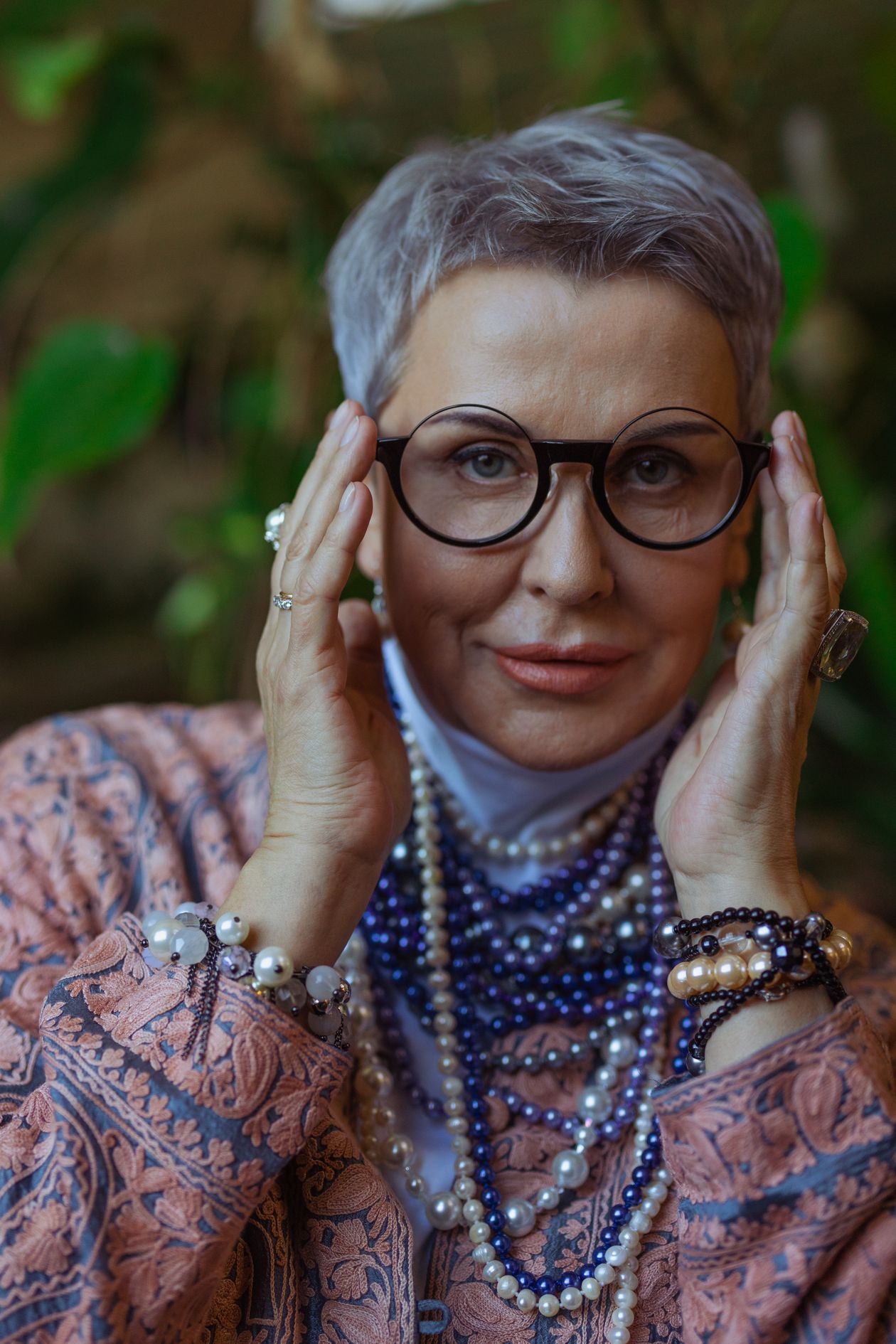 Femme aux cheveux gris argentés bien entretenus et lumineux