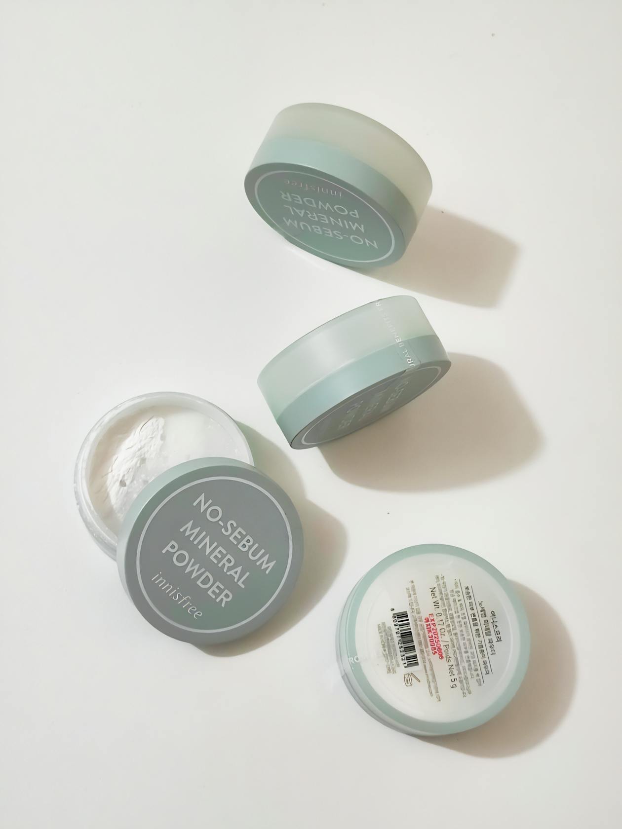Poudre libre minérale fond de teint beige versée dans un couvercle