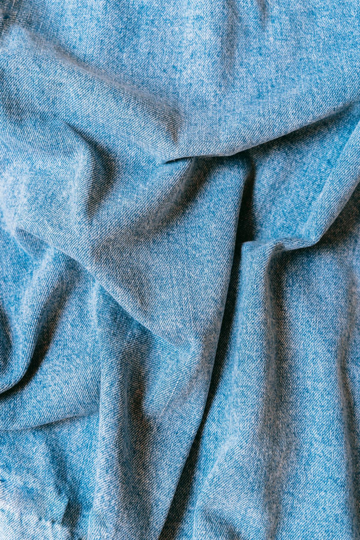 Atelier de confection textile avec machines à coudre et tissu denim