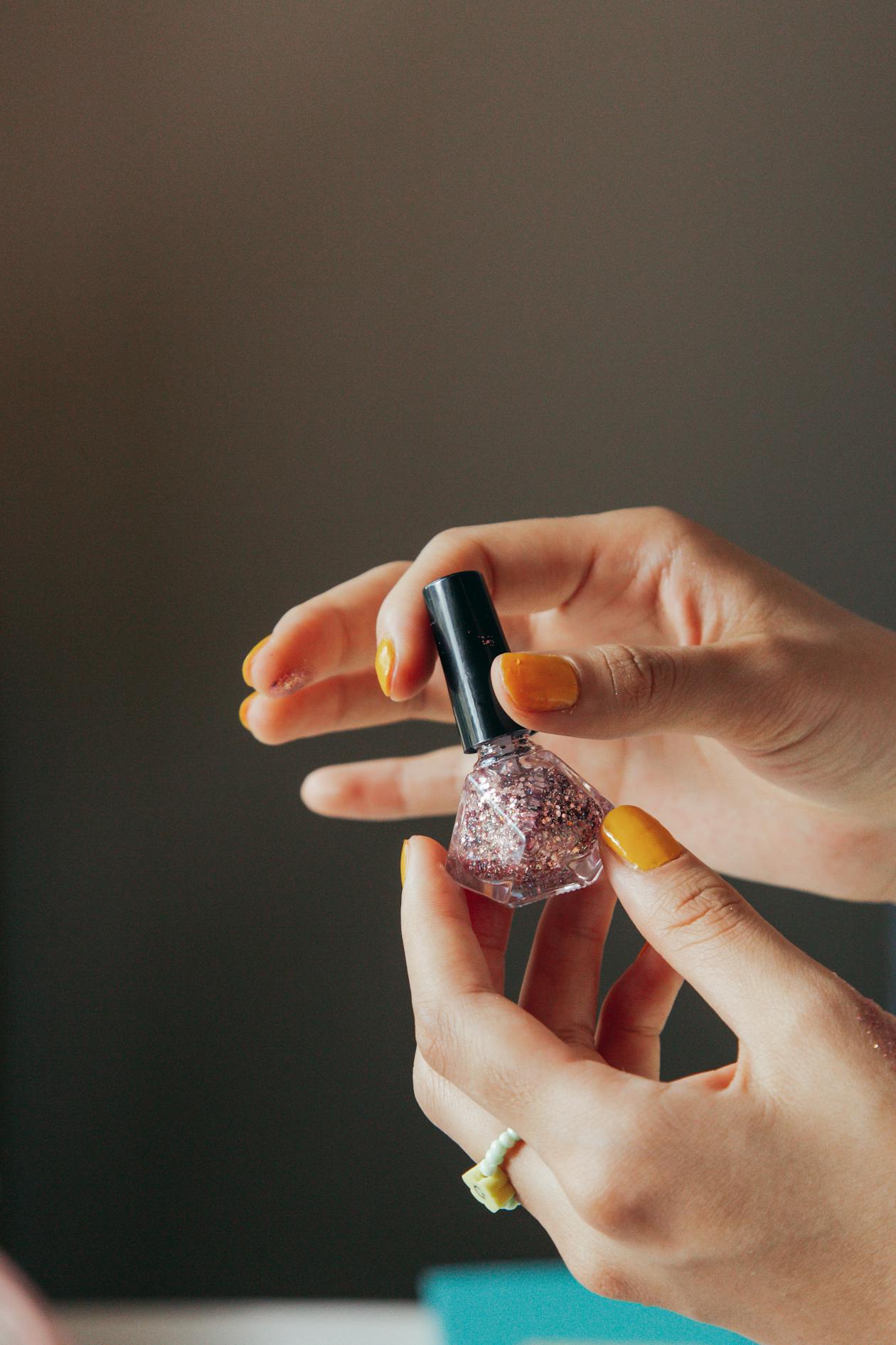 Mains soignées avec vernis rose pâle après manucure maison