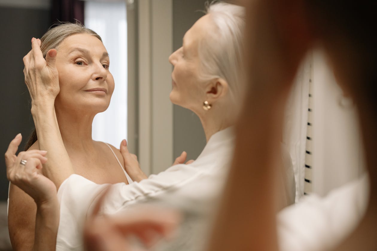 Femme mature soignant sa peau avec un soin hydratant