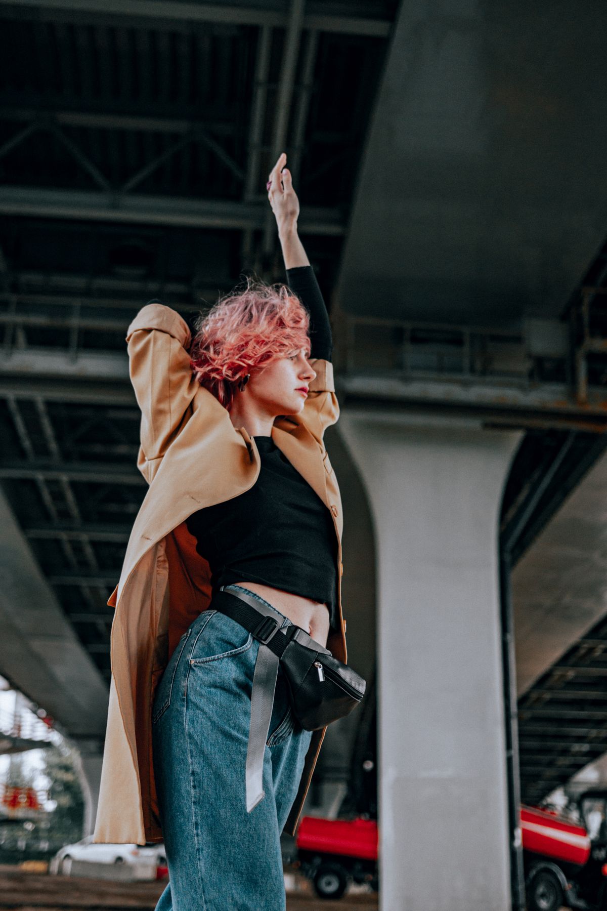 Femme portant un sac banane en bandoulière croisée en style urbain