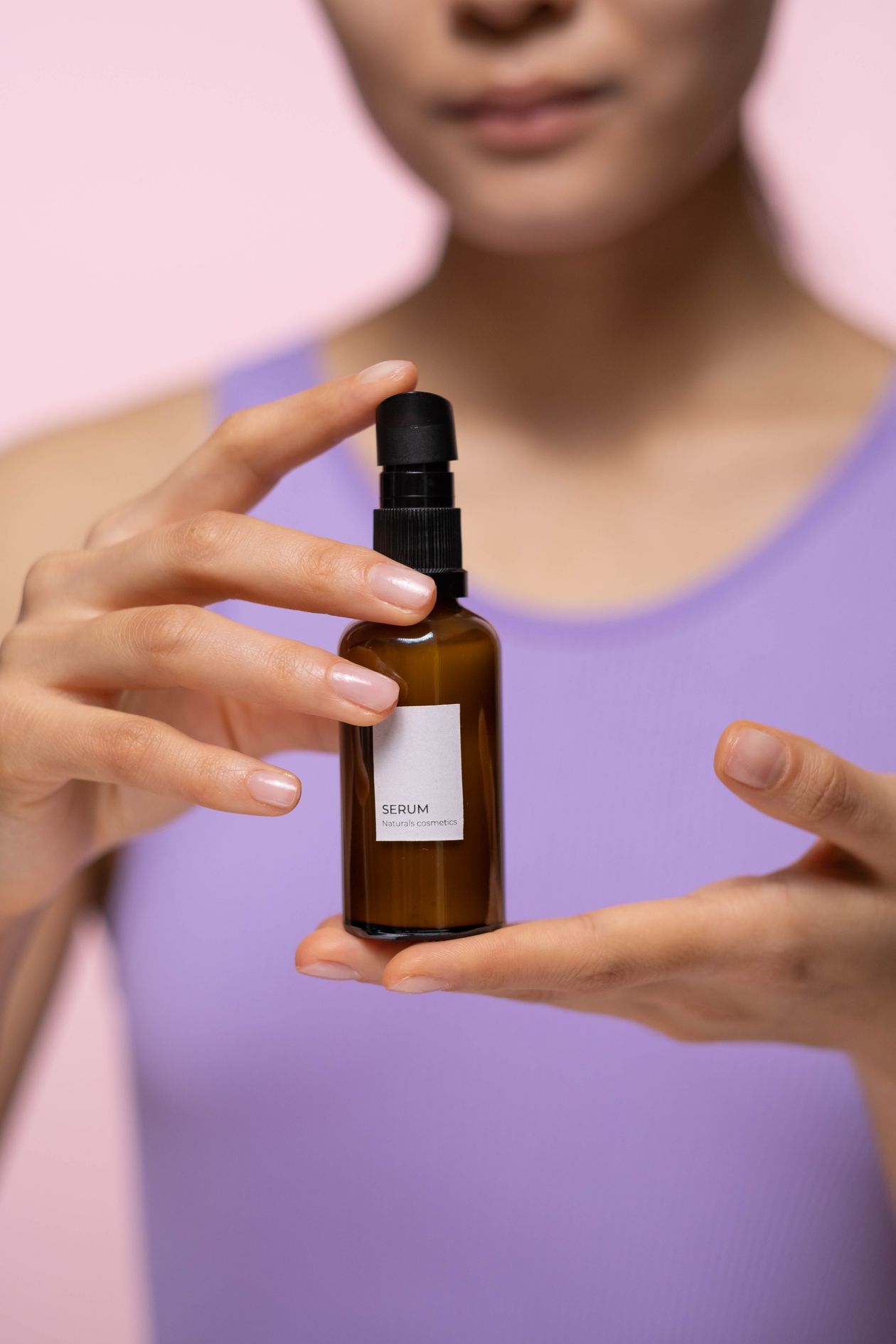 Flacon de sérum visage avec pipette et peau de fond lumineuse