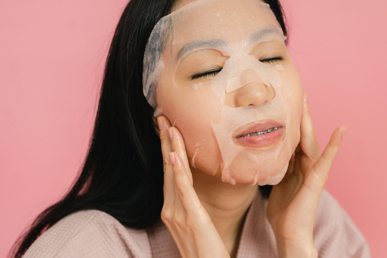 Femme portant un masque en tissu blanc soins visage sheet mask