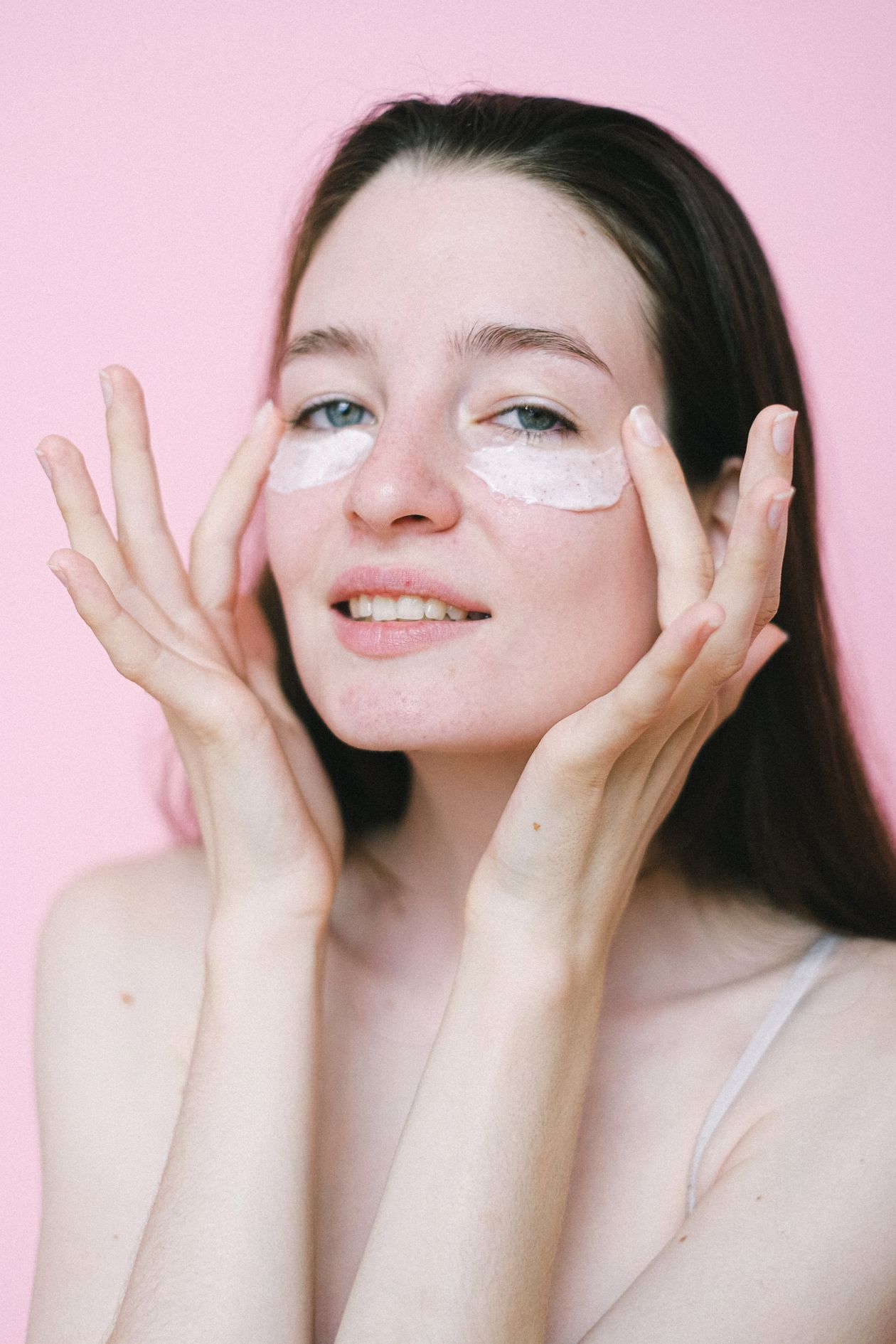 Application de soin contour des yeux avec l'annulaire sous l'oeil